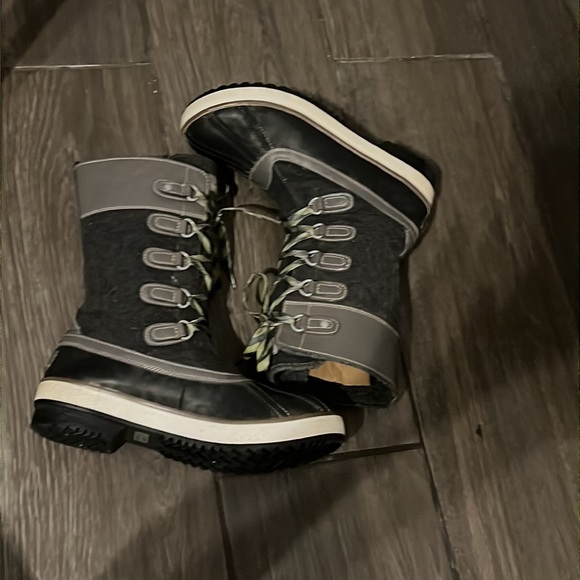 Authentic UGG Signature Waterproof boots sz 8 Euro 39 - Picture 6 of 12